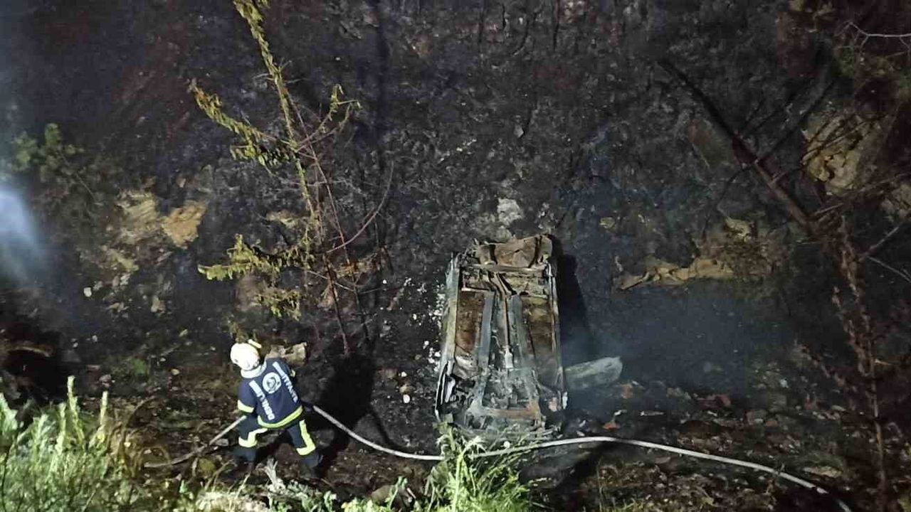 Denizli’de Otomobil Şarampole Devrildi ve Alev Aldı!