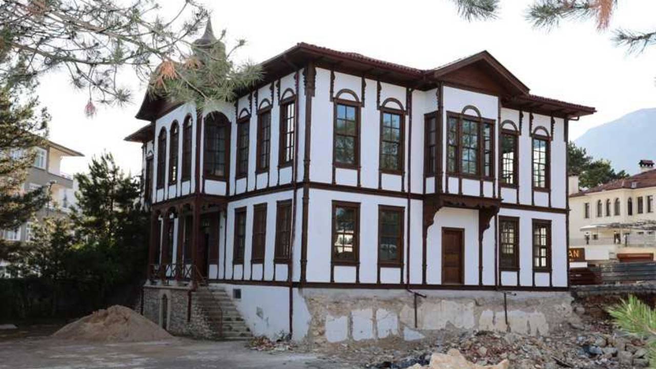 Tarihi Okulun Kapatılmasına Eğitim İş’ten Hukuki Darbe!