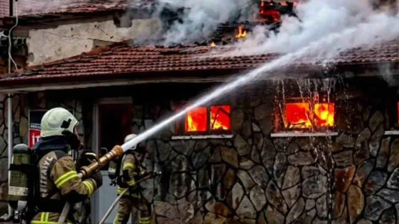 Kütahya’da Tarihi Aslanlı Hamamı Alevlere Teslim Oldu!