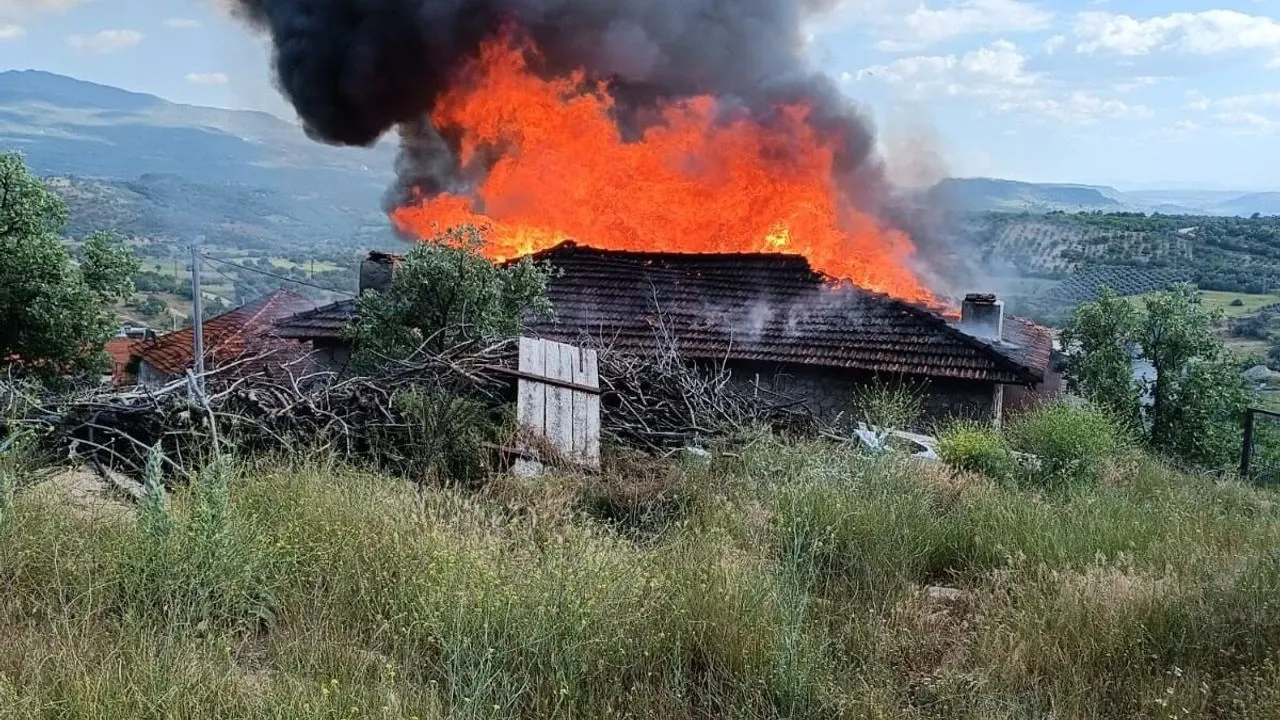 Manisa’da Bayram Ziyareti Kâbusa Döndü: Evleri Kül Oldu!