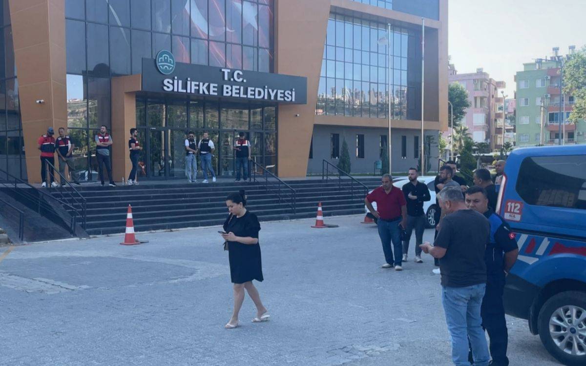 Silifke Belediyesi’ne Operasyon: Başkan Mustafa Turgut Gözaltında!
